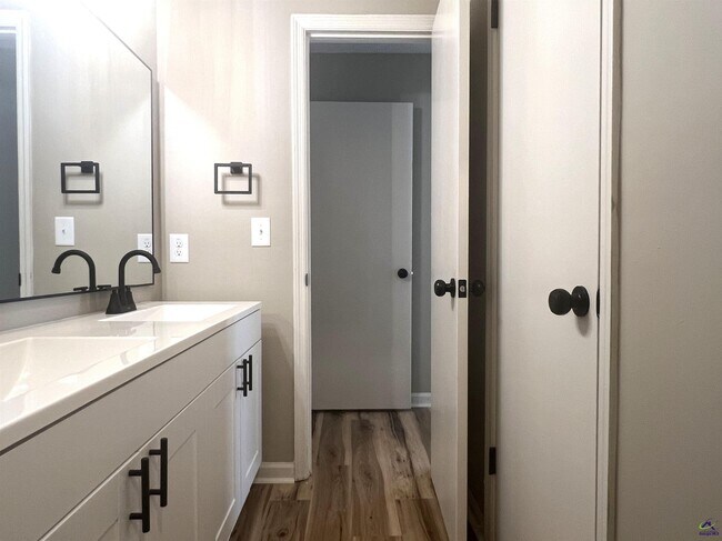 Building Photo - 221 Jefferson Cir