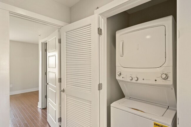 Building Photo - Spacious 3 Bed / 3.5 Bath Townhome Near Raleigh Iron Works & 440!