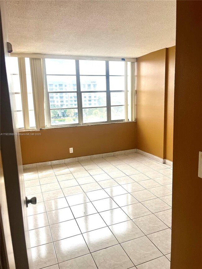 Building Photo - 2025 NE 164th St