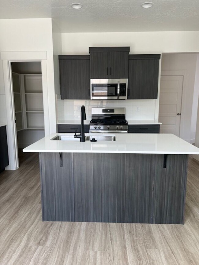 Building Photo - SPACIOUS HOME FOR RENT!