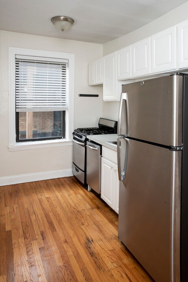 Building Photo - 837 W Cornelia Ave