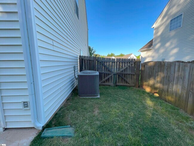 Building Photo - 203 Stillwater Ct