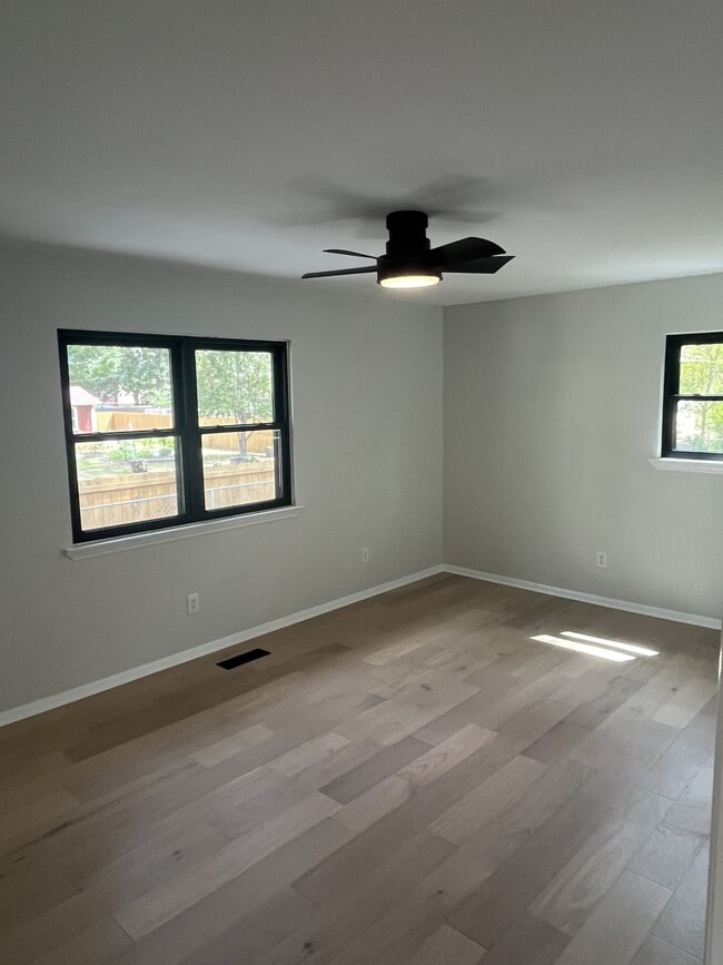 Building Photo - 220 Eveningside Dr