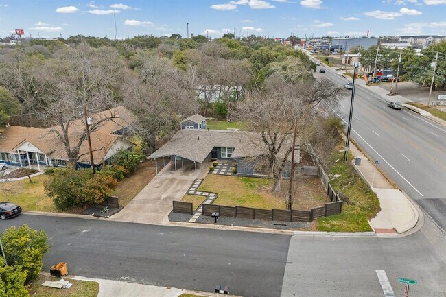 Building Photo - 11301 Oakwood Dr