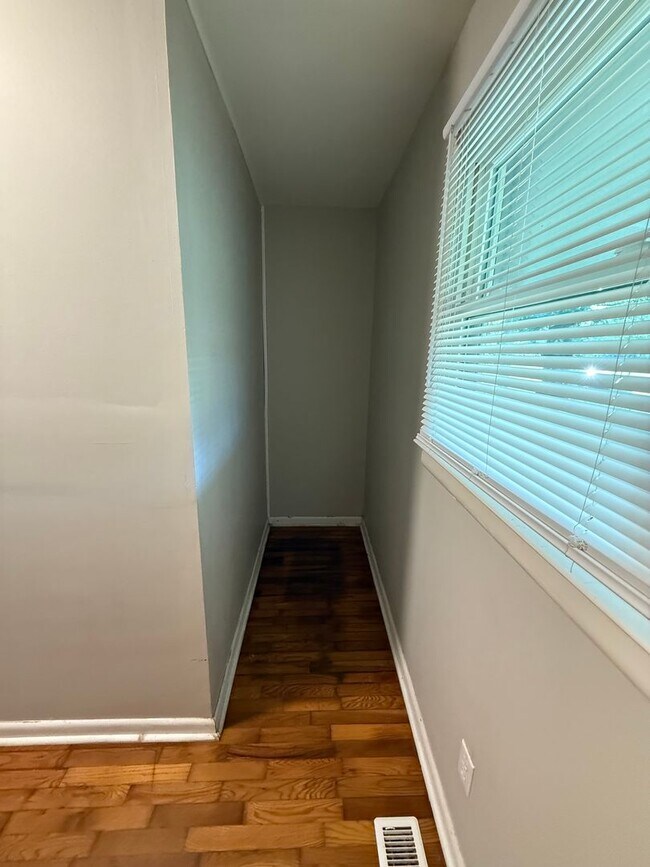 Building Photo - Great 3 bedroom 2 bath witb garage