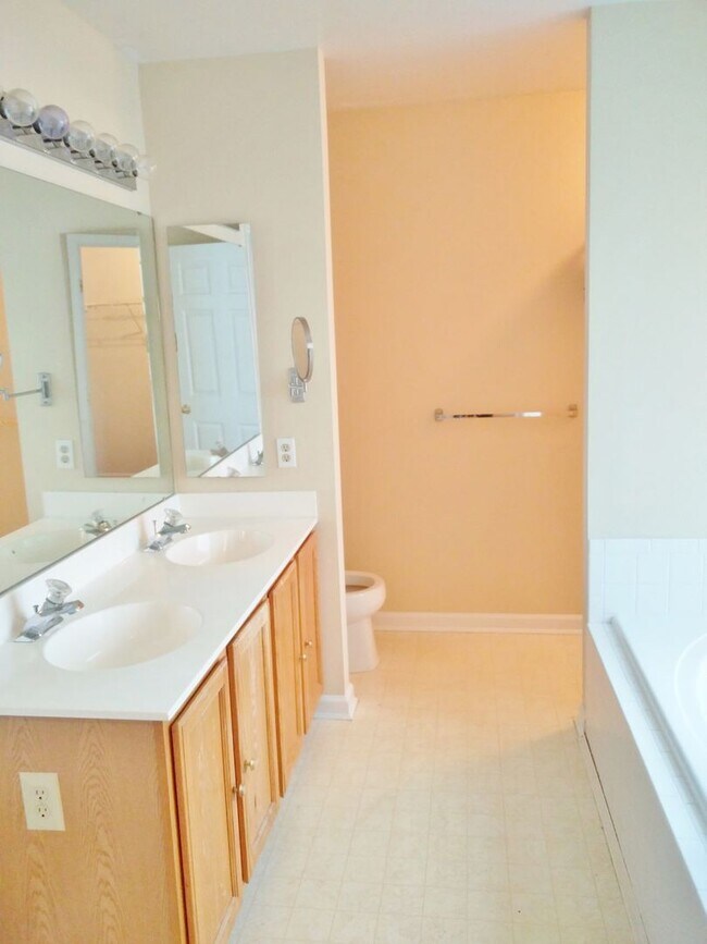 Building Photo - 3-Bedroom Gem in Desirable Sicklerville Ne...