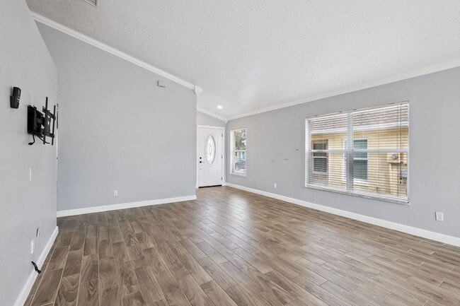 Building Photo - Fully renovated and updated 3/2/2 home with HUGE fenced yard in East Orlando