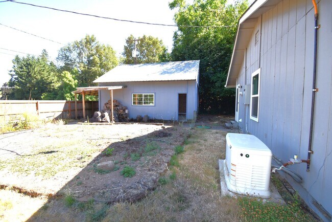 Building Photo - Desirable North Albany home.