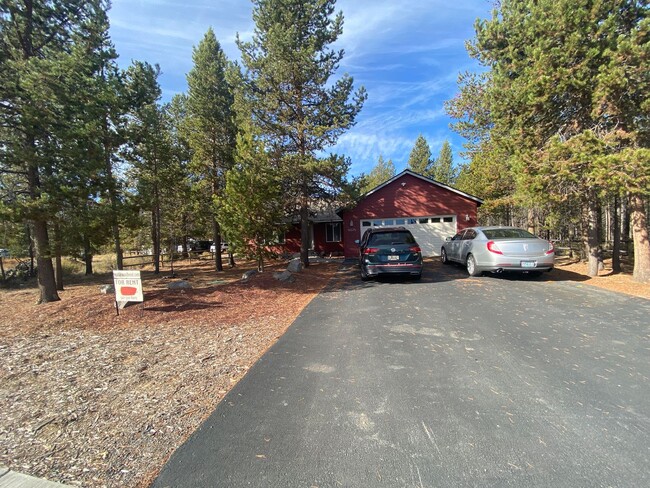 Building Photo - Quiet setting in La Pine!