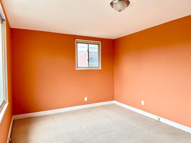 Building Photo - Charming 3-bedroom, 1.5-bathroom! Pets Wel...