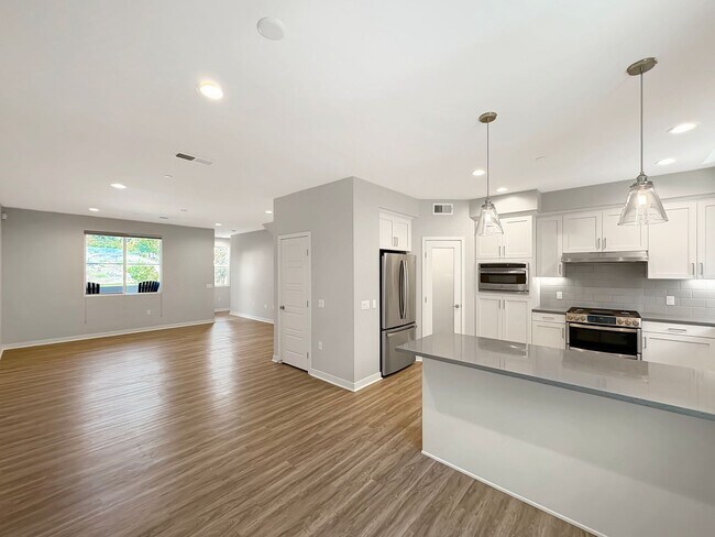Building Photo - Spacious San Elijo Hills Home with 2-car G...