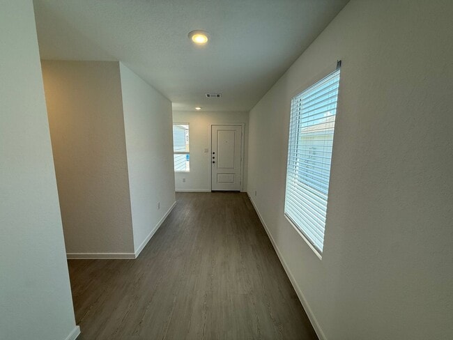 Building Photo - Brand New 4bd/2ba in Prime Location