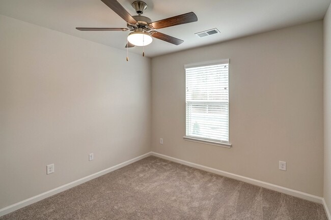 Building Photo - Wonderful townhome