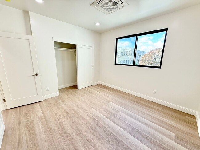 Building Photo - 5840