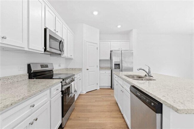 Building Photo - 828 Evergreen Rd