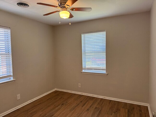 Building Photo - 409 E Lilly Ln
