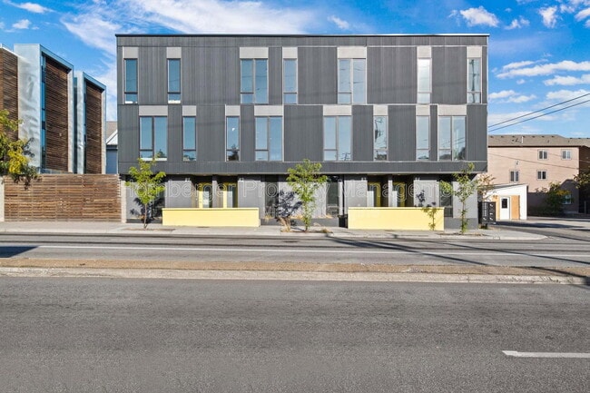 Building Photo - 1860 N Hamilton St