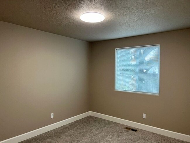 Building Photo - 3Bd/2Ba Single Story House - Available to View!