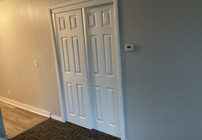 Building Photo - 1 Bedroom Unit with Garage Space - AVAILABLE NOW!