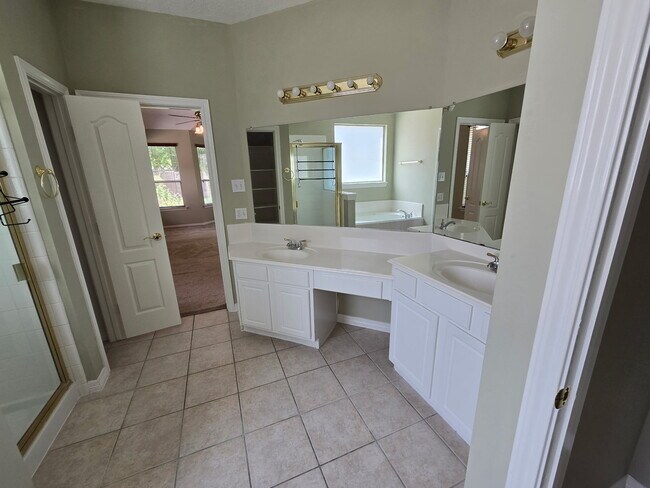 Building Photo - 2126 Blue Water Bay Dr