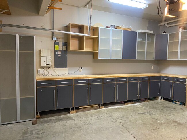 Building Photo - Beautiful Sherwood Home backs to Greenspac...