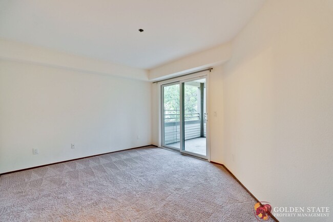 Building Photo - Top Floor Corner Unit - New Carpet - Eleva...