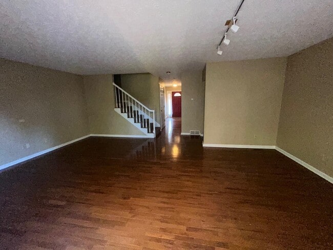 Building Photo - 3503 Lakeside Ct