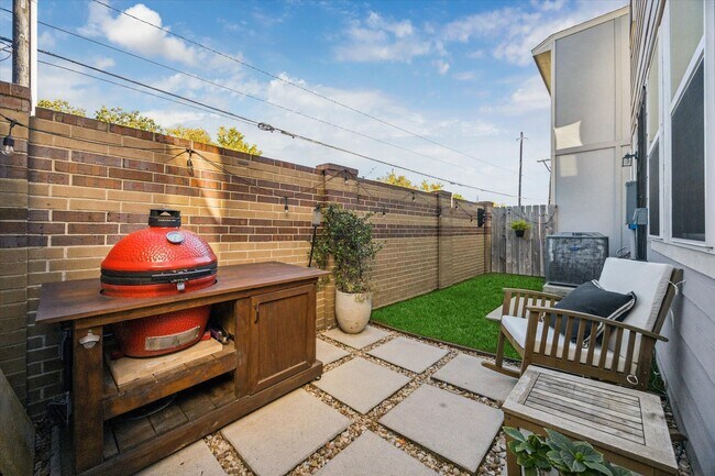 Building Photo - 9804 Rugged Oaks Dr