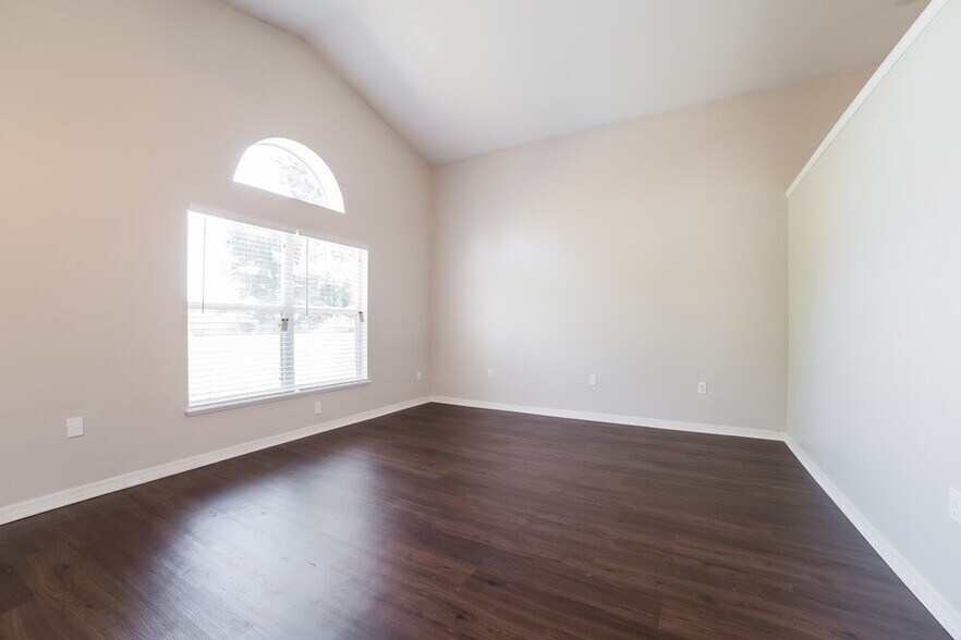 Building Photo - 2372 Queenswood Cir