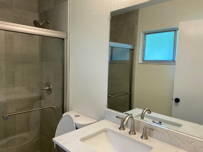 Building Photo - 255 SW Bridgeport Dr