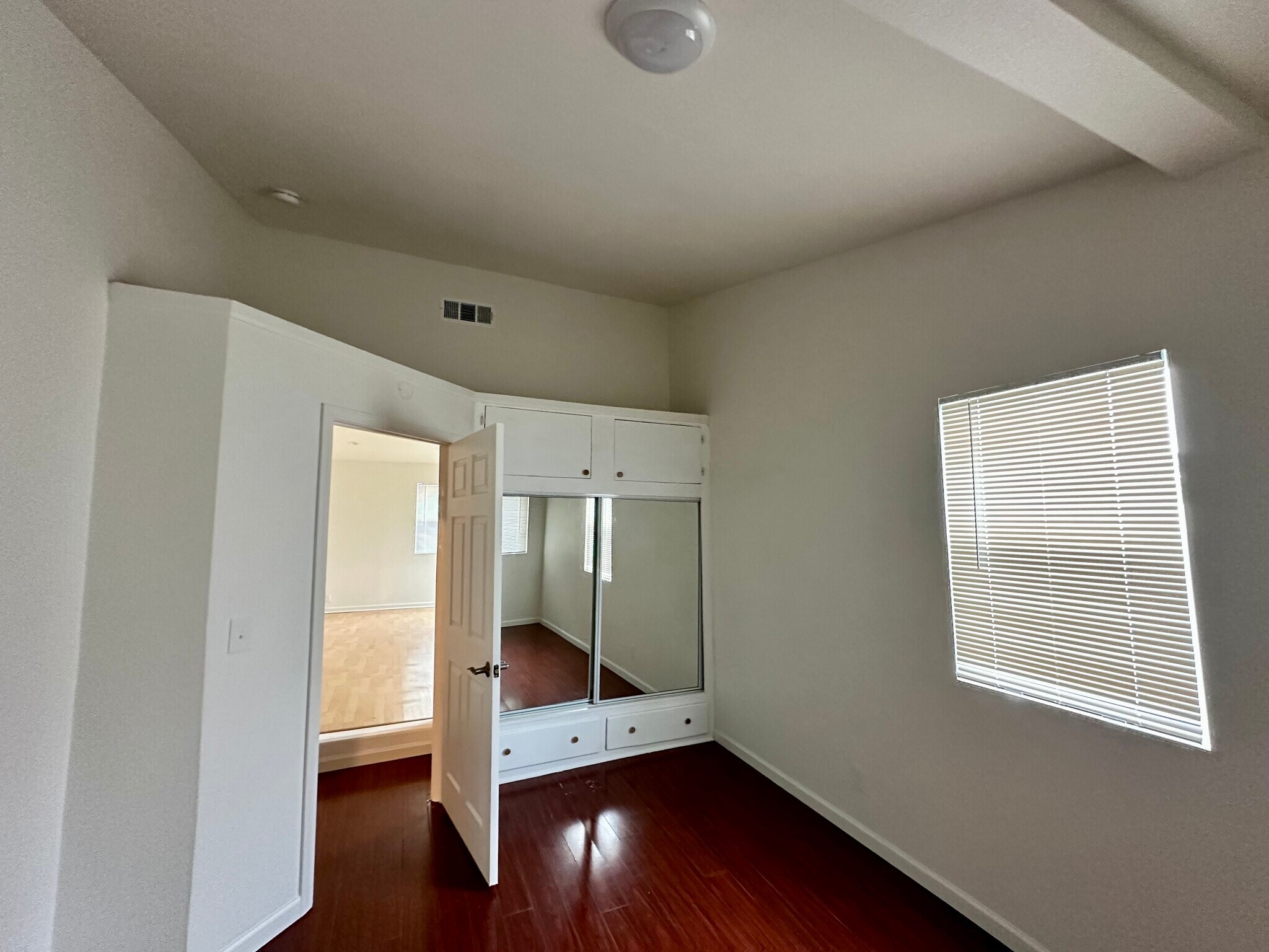 Building Photo - 8846 Farralone Ave