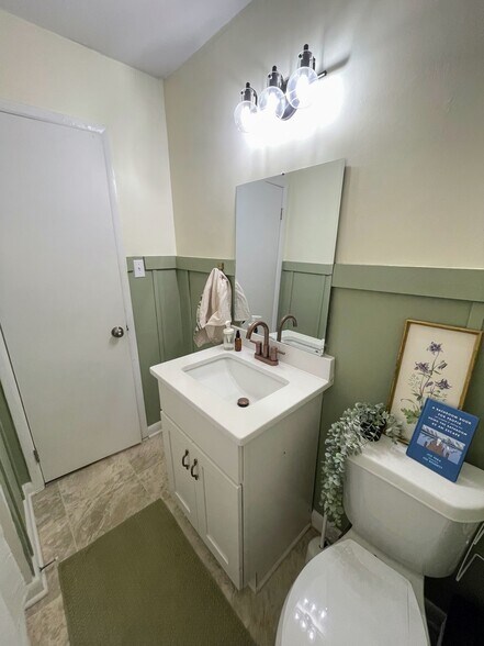 Building Photo - 1001 Belmont Dr