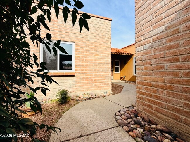 Building Photo - 8449 N Vía Tioga