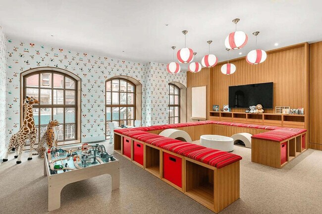 Building Photo - 100 Vandam St