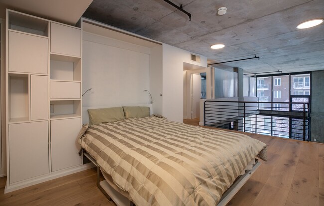 Building Photo - Little Italy, Loft Style 2bed 2bath 2 park...