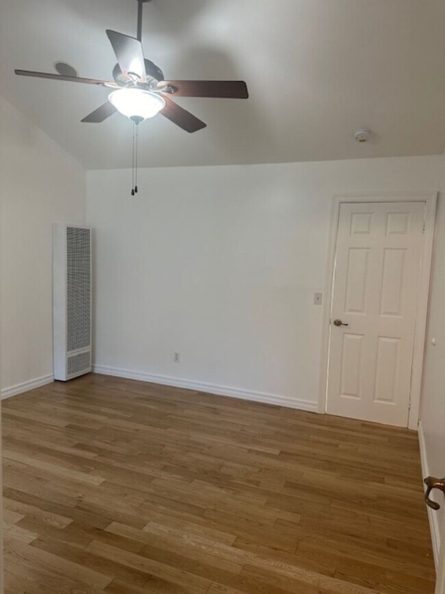 Building Photo - 304 N Francisca Ave