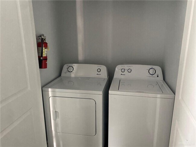 Building Photo - 11 Luz Divina St