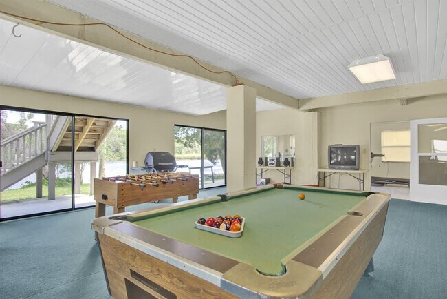 Building Photo - 1045 N Cres Dr