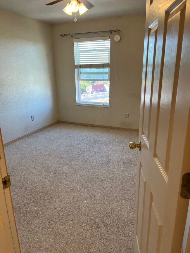 Building Photo - First Month's Rent FREE!! 2 bed 1Ba Top Fl...