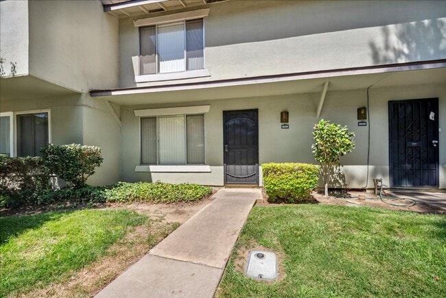 Building Photo - 8828 La Riviera Dr