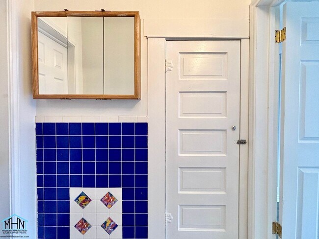 Building Photo - Cozy and Bright 3bedroom/1bath Vintage cha...