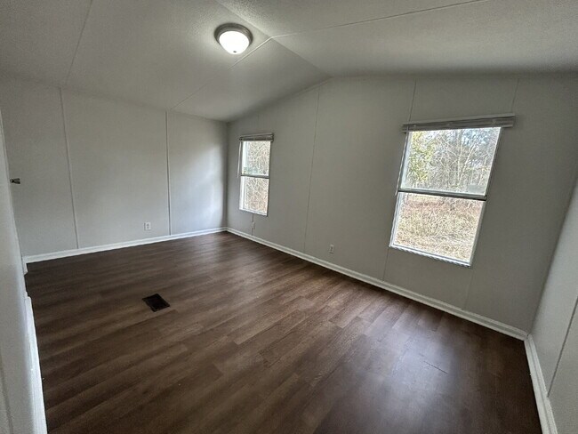 Building Photo - Mobile Home For Rent