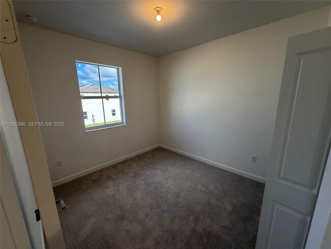 Building Photo - 2728 SE 26th Ave