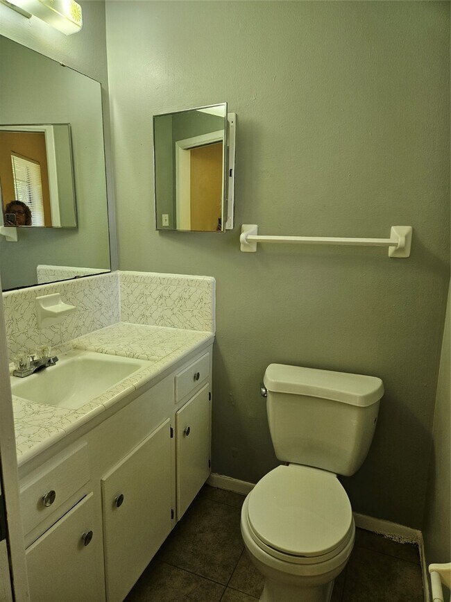 Building Photo - 207 Shadow Oaks Dr