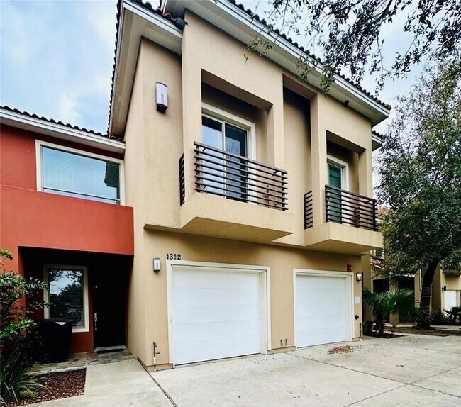 Building Photo - 1312 E Pineridge Ave