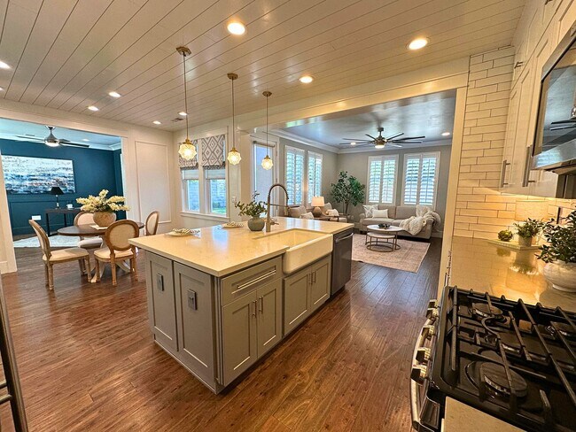 Building Photo - Stunning 4 Bedroom, 2.5 Bath Lawrence Ranch Home With Solar