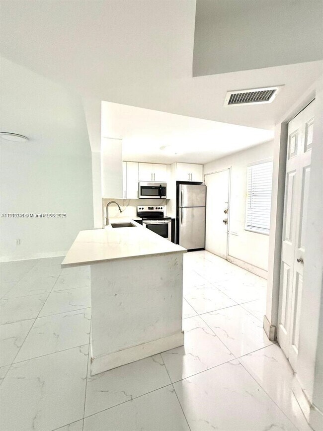 Building Photo - 1401 NE 191st St