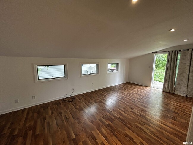Building Photo - 1328 Hilltop Dr