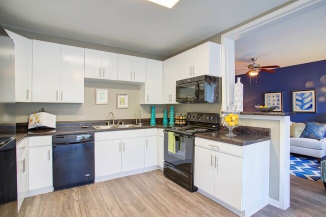 Building Photo - Modern Living with Breezy Comfort!