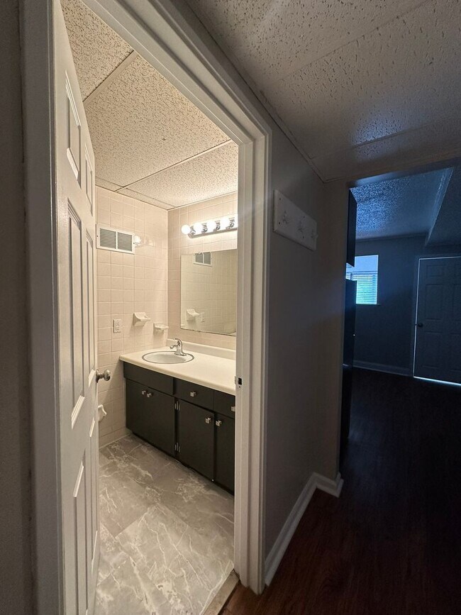 Building Photo - University Towers- 1bd/1ba Apartment Available for Fall 2026!